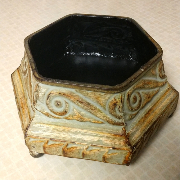 --Metal hexagon dish with lid - Picture 2 of 4